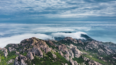 盘旋缥缈于天地间的云雾从海面冉冉升腾 变幻形态,似虚似实 仿若上天