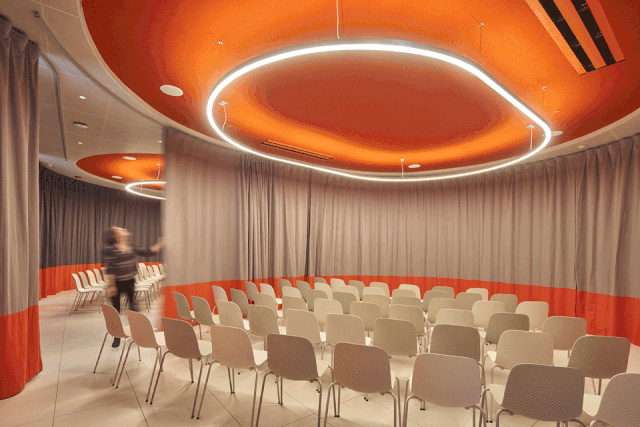 展厅东端设有灵活的集会空间,可以通过隔音窗帘封闭起来,作为教室或