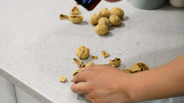 小米手机"甘拜下风"?泡泥坑,砸核桃,这款手机"无所不能"