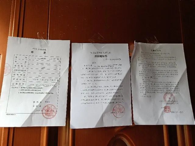 業主可以向選聘單位業主委員會(或開發商)投訴,責其按合同約定的內容