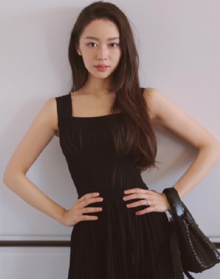 都说关晓彤身材很瘦,当她撞上吉娜后,两人的腰围差距一目了然