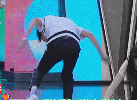 何炅快本玩游戏差点摔倒郭俊辰的反应亮了人气这么高是有原因的