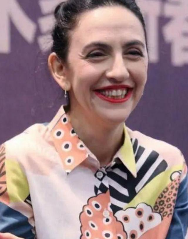 刘烨老婆化妆还那么显老态,脸上的褶子好几层,41岁脸太垮了!