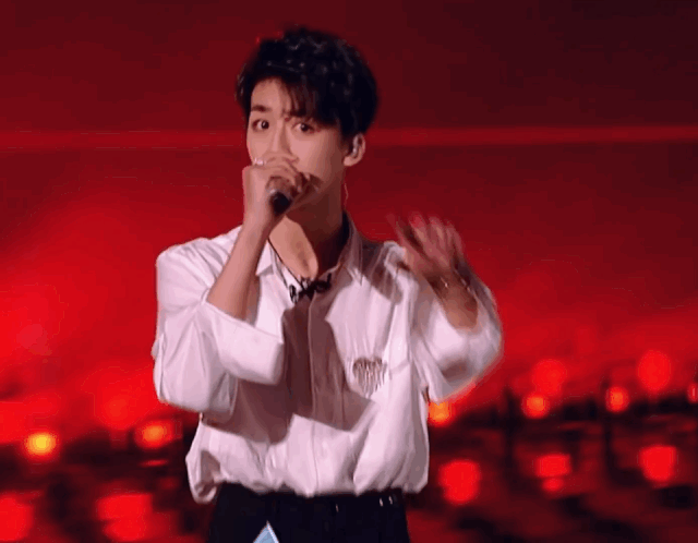 观众席感觉都是动物世界……给我把请何洛洛停止wink打在公屏上!