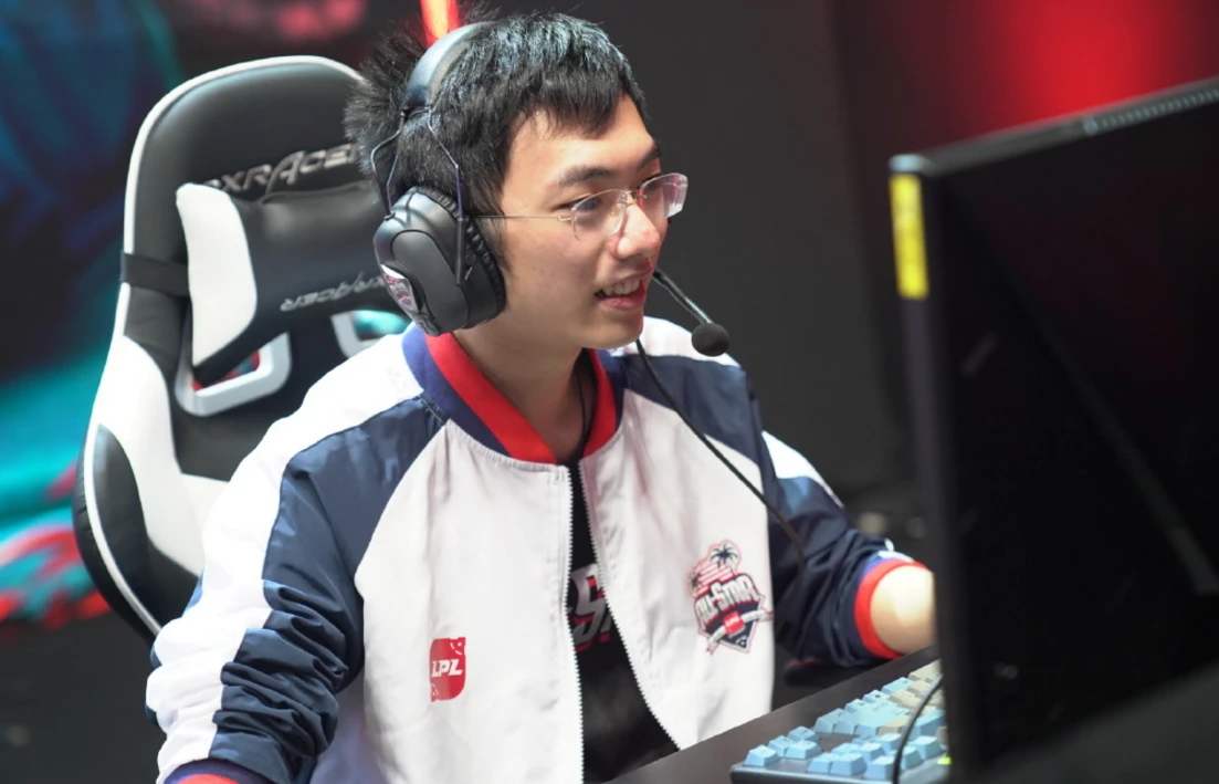 圣枪哥转会再次反转edg经理明示他在和未来队友uzi打排位