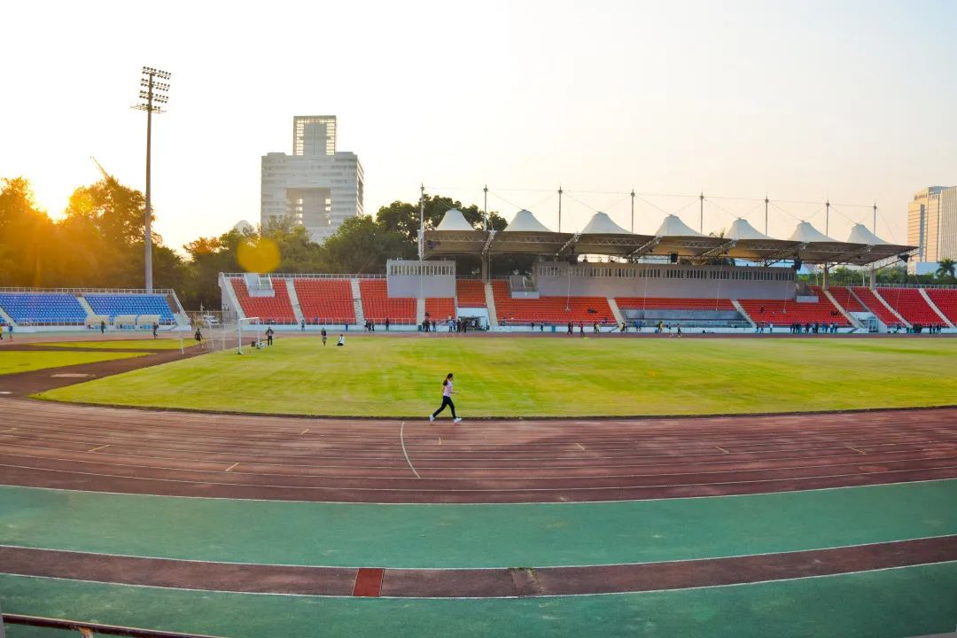 体育馆里酣畅淋漓地运动无法忘记慢慢见证自己变得更好的喜悦终将成为