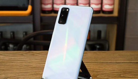 三星s20的屏幕素质也是顶级的,显示效果很好,而且支持120hz的刷新率和