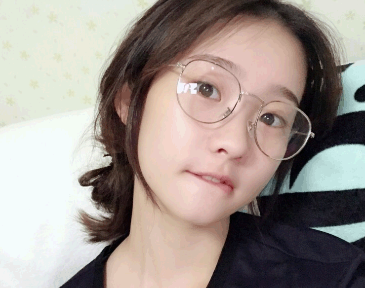 张艺凡颜值很一般?素颜戴上眼镜那刻,终于知道宋茜为啥那么喜欢她