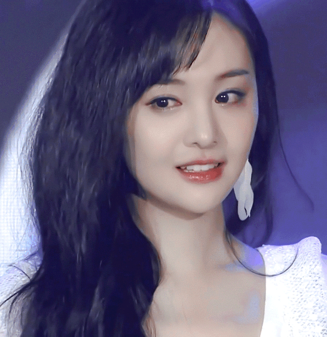 郑爽大胆挑战碎钻鞋当她抬腿的那刻秀出电棍腿巨撩