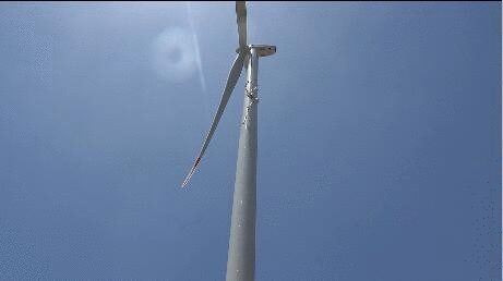 工人被困百米高空"大风车" ,获救后一个动作瞬间泪崩