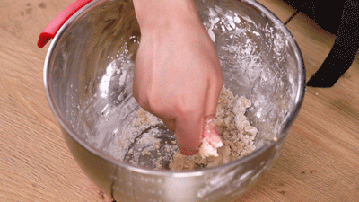 2,120g木薯粉中分次加入融化后的红糖水,搅拌成软硬适中的状态.