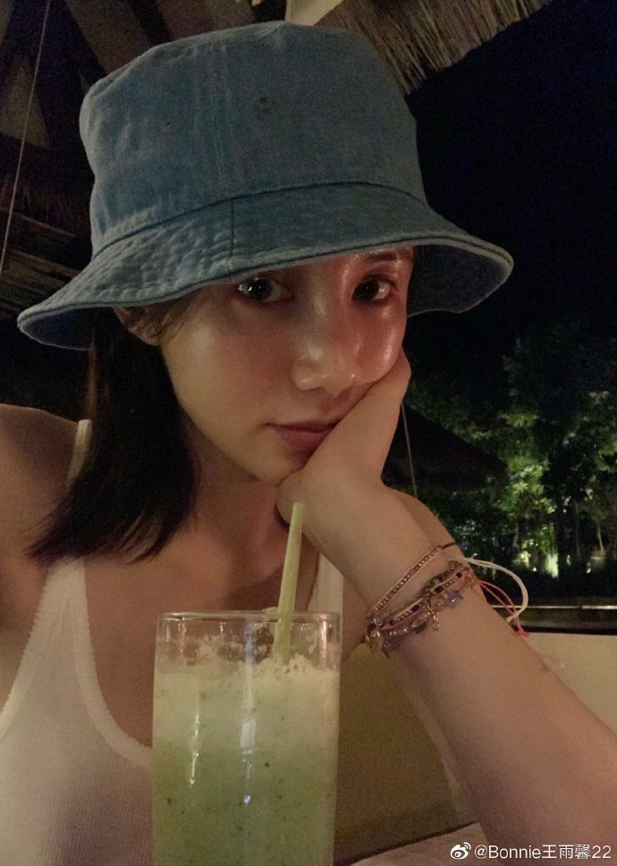 黄景瑜懒理前妻却为代言做广告,王雨馨直接艾特黄景瑜强迫其现身