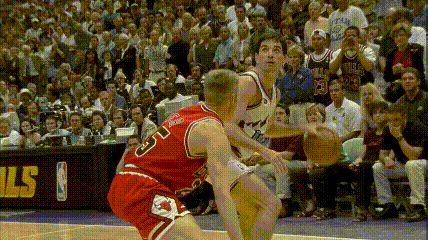 但最终还是被乔丹的变向晃开,乔丹命中"the last shot",爵士与总冠军