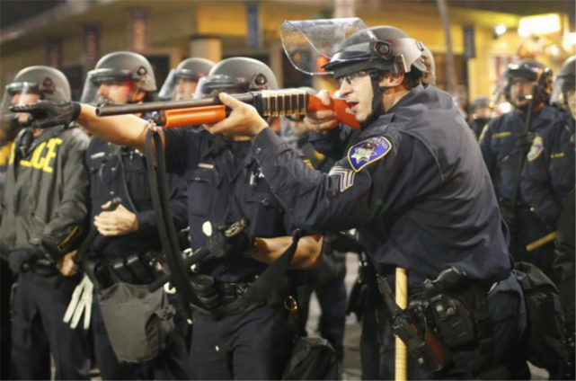 事实上,美国警察在面对威胁时经常会毫不犹豫地开枪,并且即便是错杀