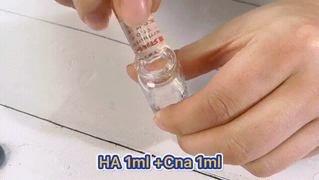 混合好了以后就在手心倒出1ml的混合液体眼袋比较大的人就用2ml然后