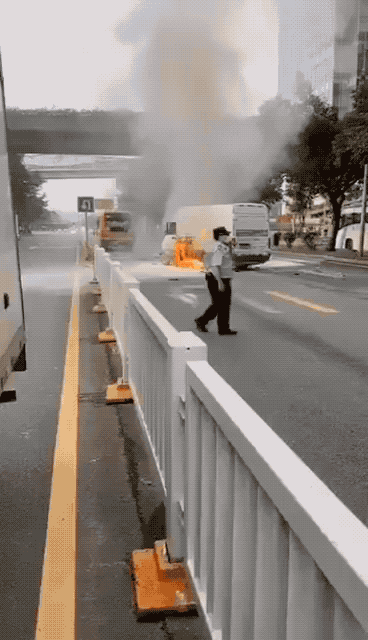 车闻 深圳街头新能源汽车着火这次车毁人亡 腾讯新闻