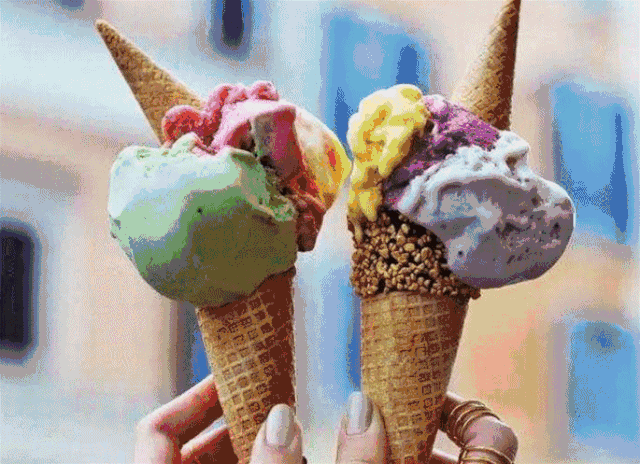 天气炎热的盛夏时节,吃上一杯冰淇淋或一根冰棍儿,清凉又消暑,实在是