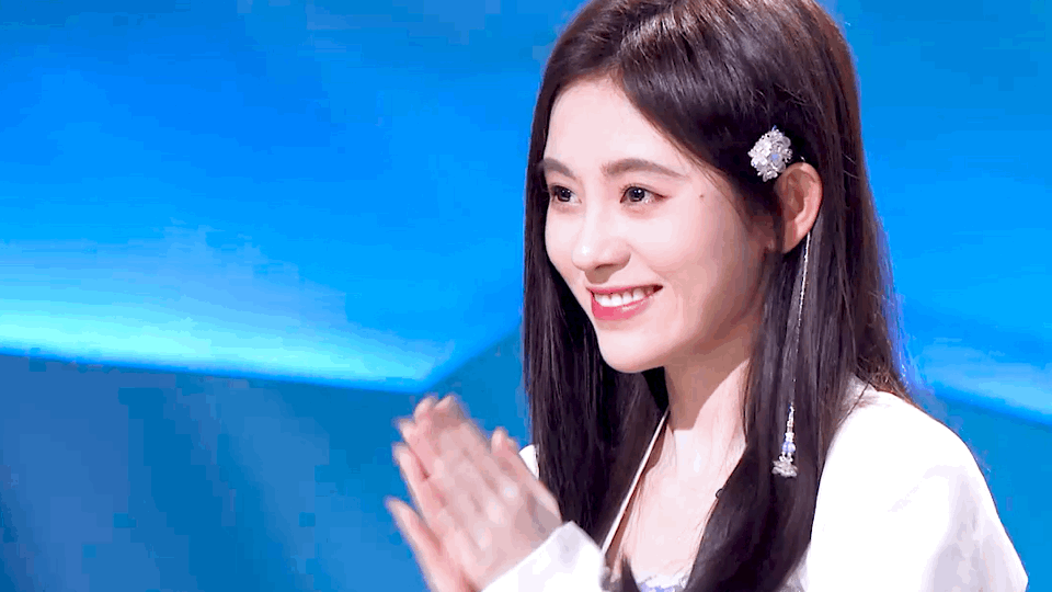 应要求鞠婧祎换上"学生装",本以为很甜,不料凹出的漫画腰绝了