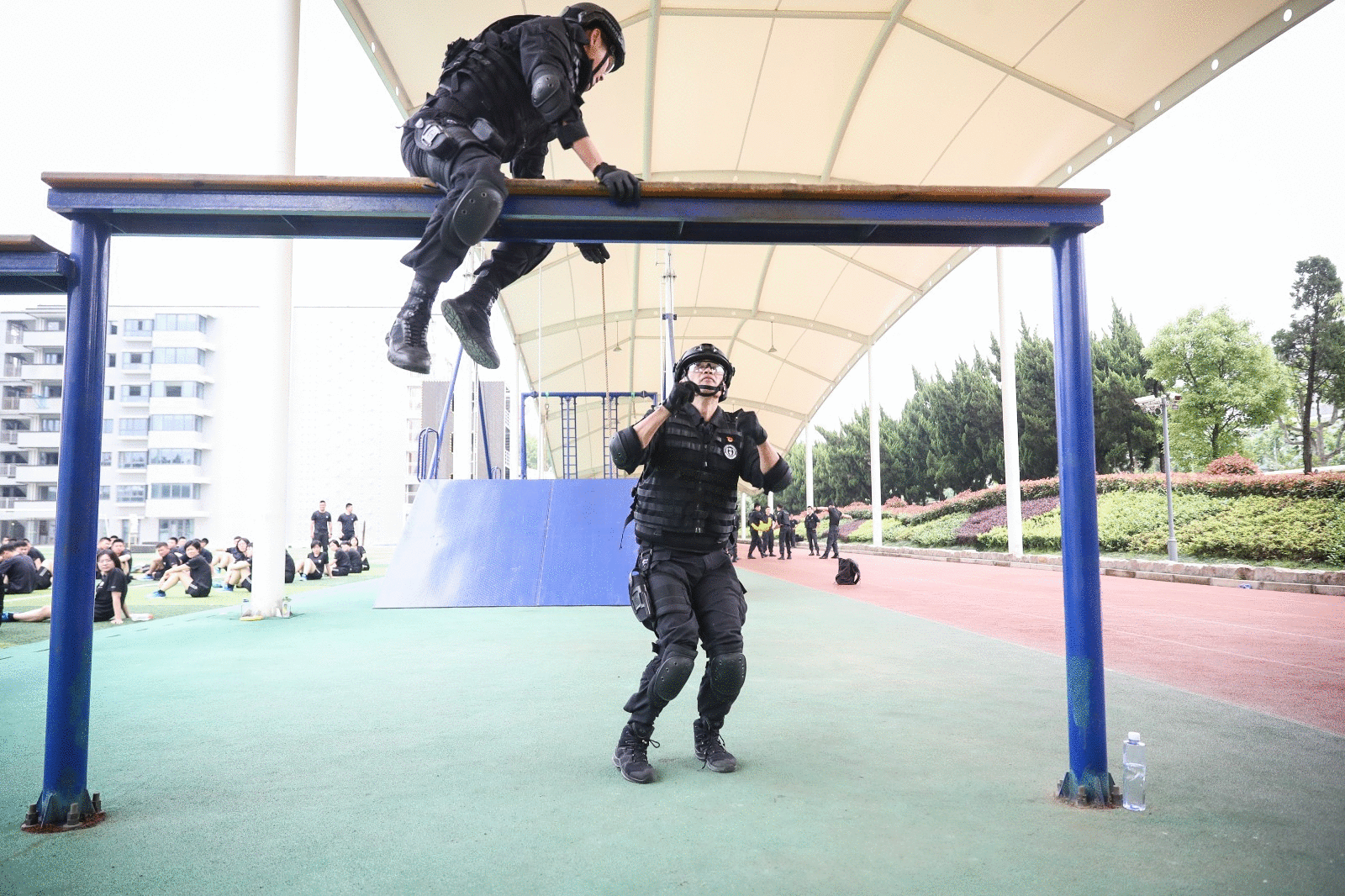 "瞄准,射击,一枪定乾坤"……黄浦公安特警开展春训大练兵_腾讯新闻