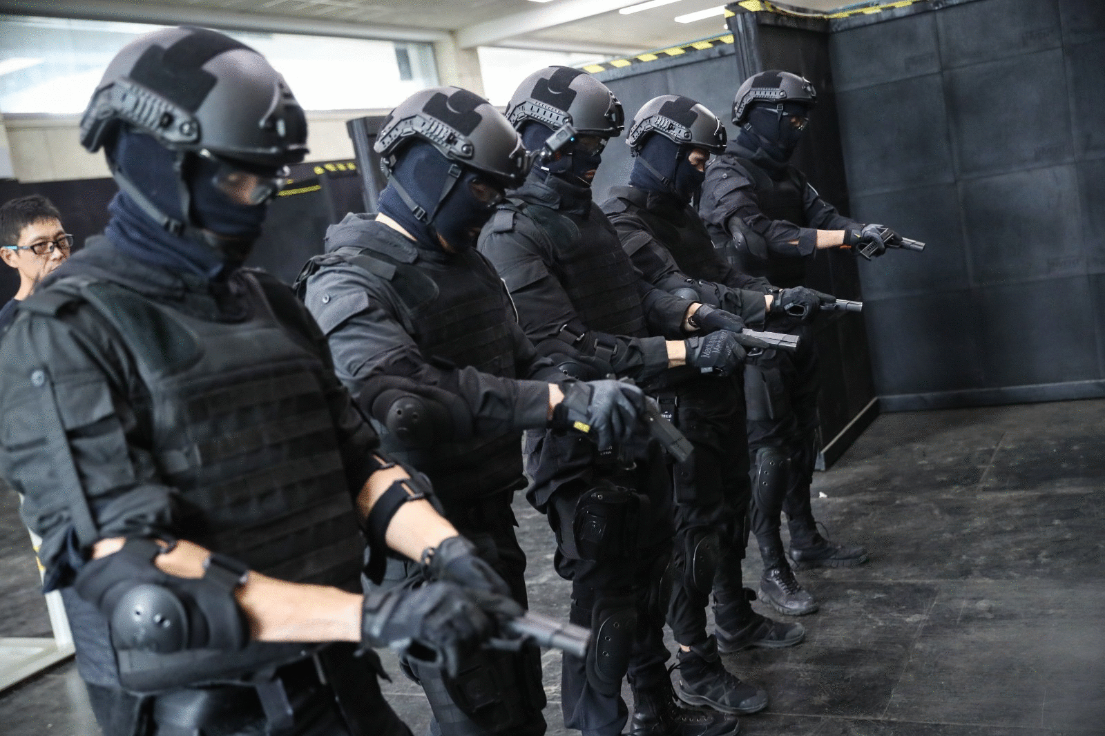 "瞄准,射击,一枪定乾坤"……黄浦公安特警开展春训大练兵_腾讯新闻