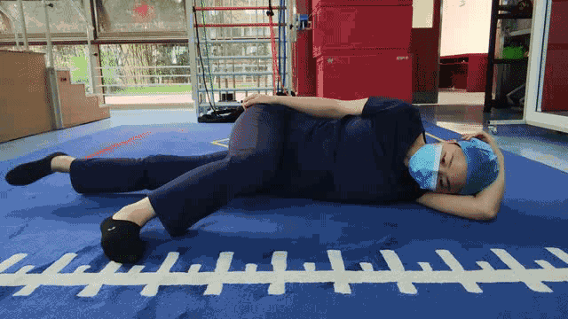 【侧卧位抬腿】 左侧卧位,将右腿屈曲放在左腿前方,向上抬起左腿,维持