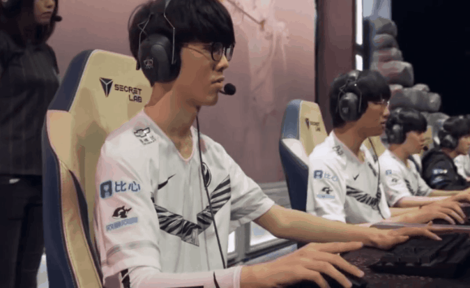 theshy这个点就变得多样化了,但是大多数都是在当"