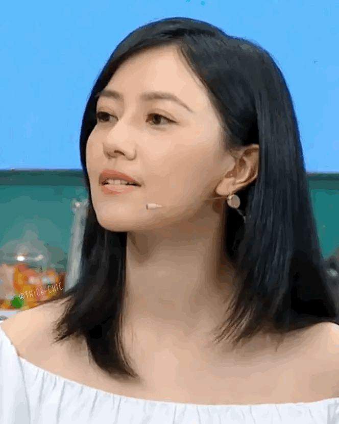 高圆圆现身汪涵直播间!美颜也遮不住皱纹,41岁自然衰老美的优雅