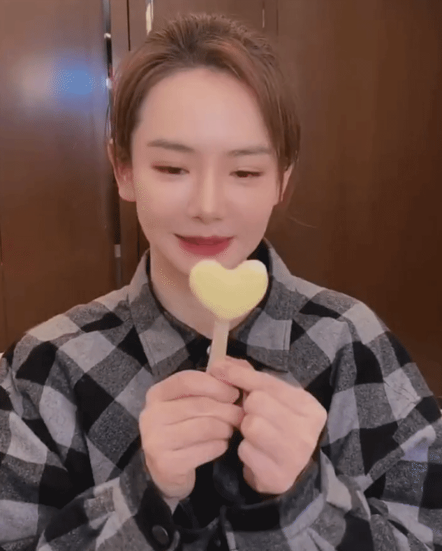 为啥李承铉不让戚薇穿渣女裙看见穿出的身材女粉打扰了