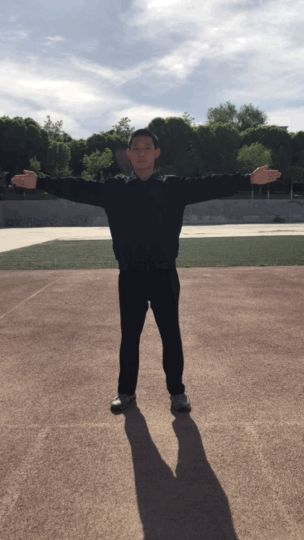 (一)左右屈体转徒手组合练习是军事体育训练大纲中的考核内容,通过