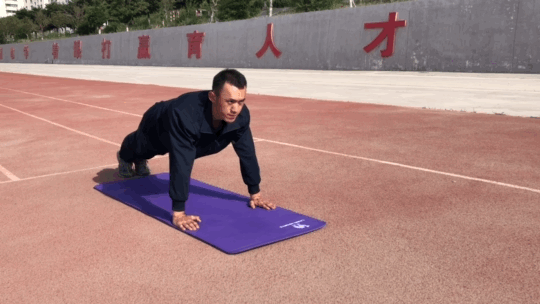 兵哥哥这样示范徒手组合练习"秘籍"