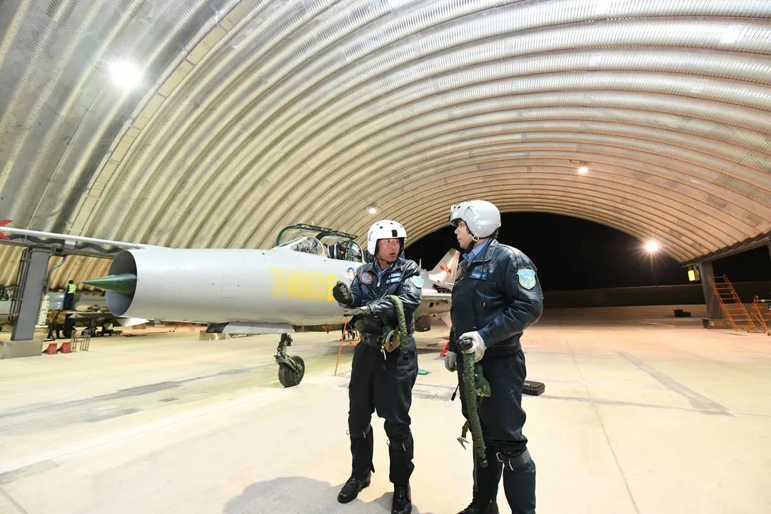 光荣停飞 29年飞行生涯 他先后驾驶6型战机 飞行近10000架次 为部队
