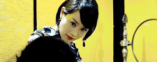 墙裂安利大家去看看06年的电影《老千》,她饰演赌场美女老板,实力诠释