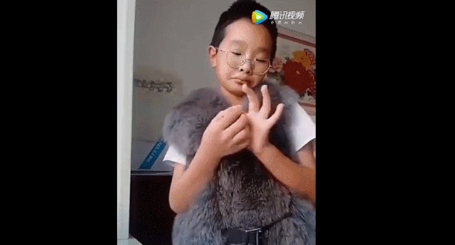 生气时叉腰或翻白眼,翘着兰花指对学生指指点点,有时还会扔书,踢椅子.