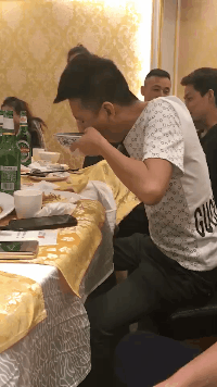 搞笑段子动图妹子和狗吵了一架结果输了哈哈哈哈