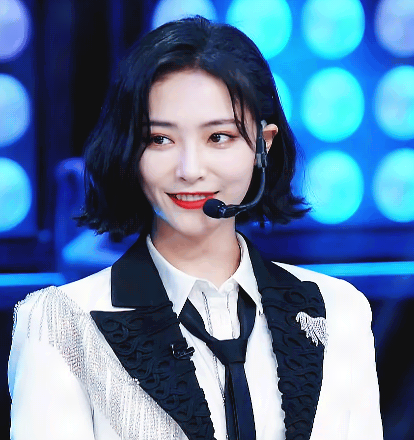 为证明自己是腿精,许佳琪故意穿"墨汁袜",不料潮成学生党最爱