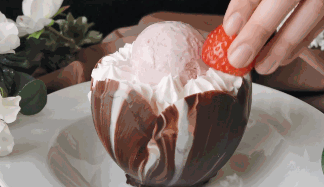 公主风的莓果芭菲连杯子都可以咔嚓吃掉用气球来打造它的巧克力花瓣吧