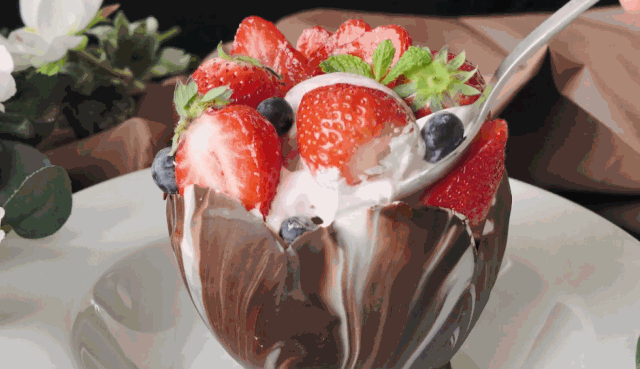 公主风的莓果芭菲连杯子都可以咔嚓吃掉用气球来打造它的巧克力花瓣吧