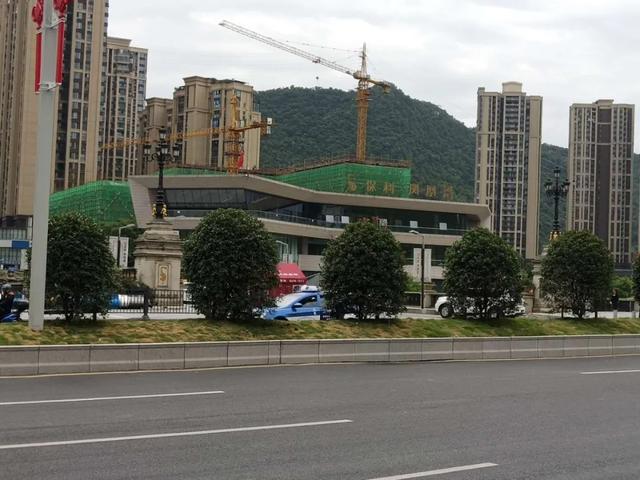 花溪大道沿線的在建樓盤保利鳳凰灣 同日,貴陽市自然資源和規劃局發佈