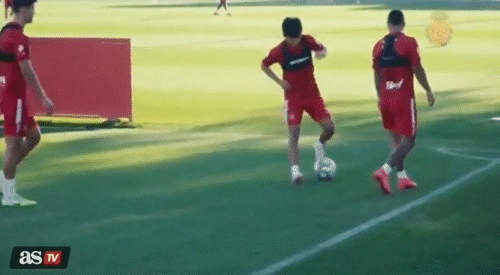 队友赞日本天才 能在皇马立足 训练中秀插花脚 小技术令人羡慕 腾讯新闻