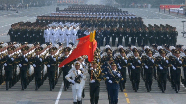 新的战友瞧一瞧咱们军人步伐整齐威武潇洒帅到爆忠诚守纪勇敢善战一流