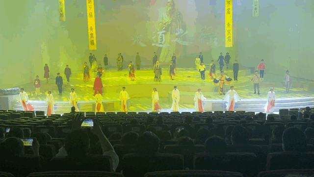 《扣礼谢幕》最后表演者一起鞠躬感恩天下苍生也希望中华民族传统文化