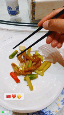 入乡随俗!胡尔克晒视频用筷子夹菜,动作十分熟练