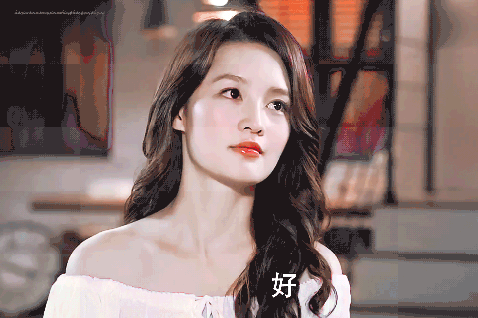 李沁被无美颜的路人镜头抓拍,当看清她的腿型:该上保险了吧?