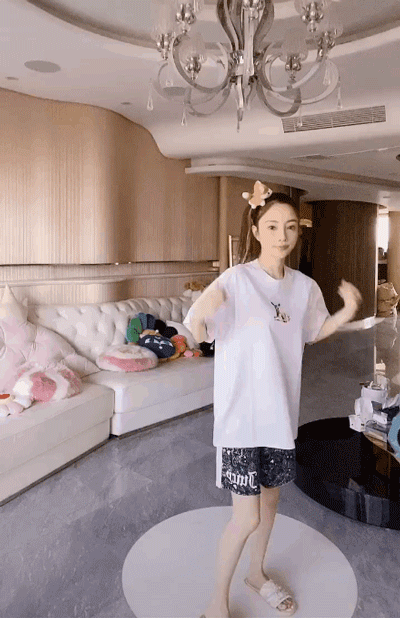 李小璐大秀舞姿身后疑现贾乃亮身影,网友纷纷点评支持复合