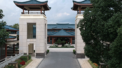 内徒步是不现实的,靠电瓶车走马观花也得花上半天,庄园最高的凤凰官邸