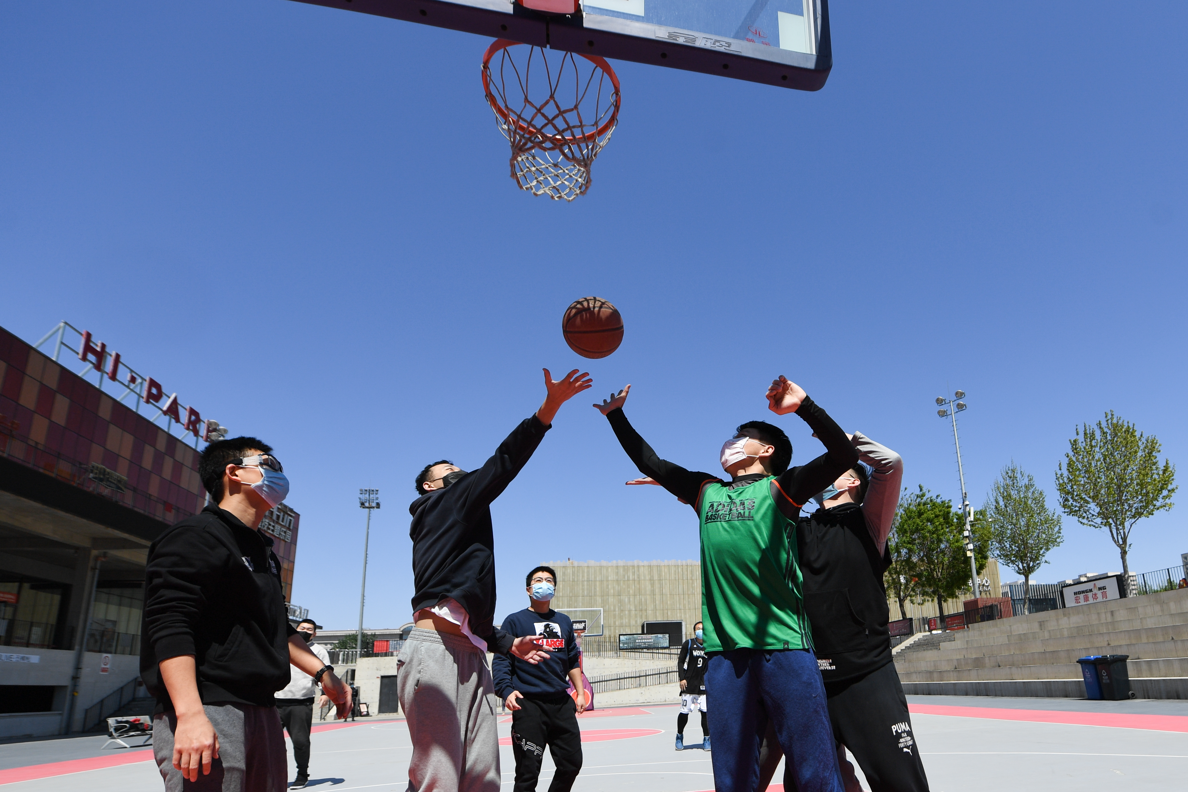 mg> 4月22日,市民通过实名预约场地,在北京市五棵松篮球公园室外球场