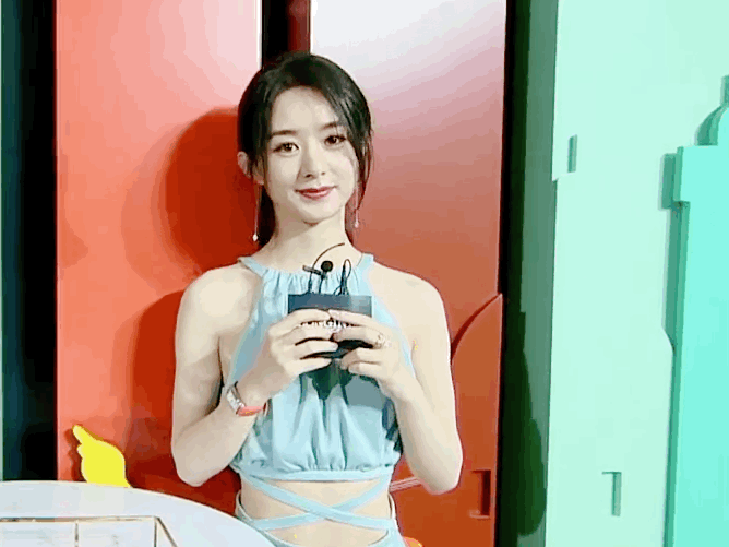 赵丽颖|赵丽颖现身机场，穿背心工装裤小蛮腰微露，配皮靴时髦又拉风