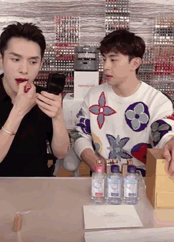 「琦涂」邓伦看李佳琦涂口红 如此娴熟的涂抹直接看懵邓伦