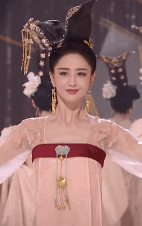 佟丽娅跳了1个舞美上热搜婚姻失败的她到底凭什么逆袭
