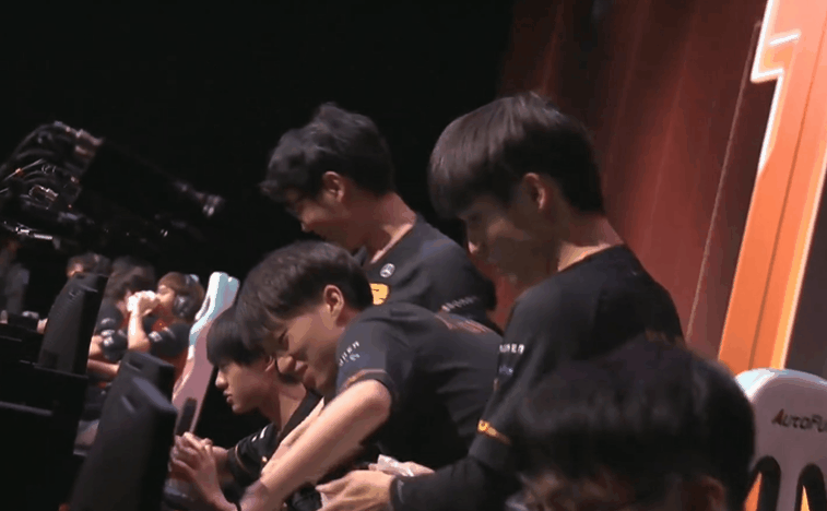 lol比分直播：RNG巨大优势竟被翻盘，新AD是否不够稳？